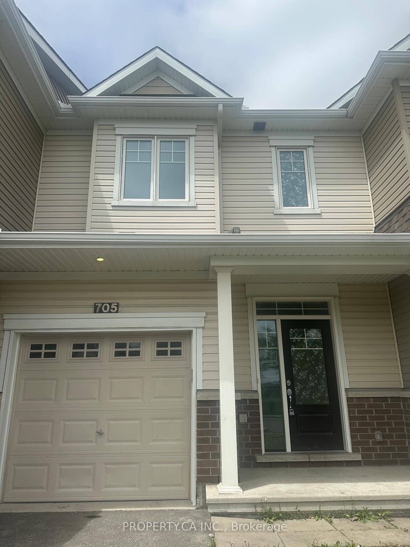 For Rent in Orleans Ottawa Beautiful 3 Bed, 3 Bath Townhome with Finished Basement !