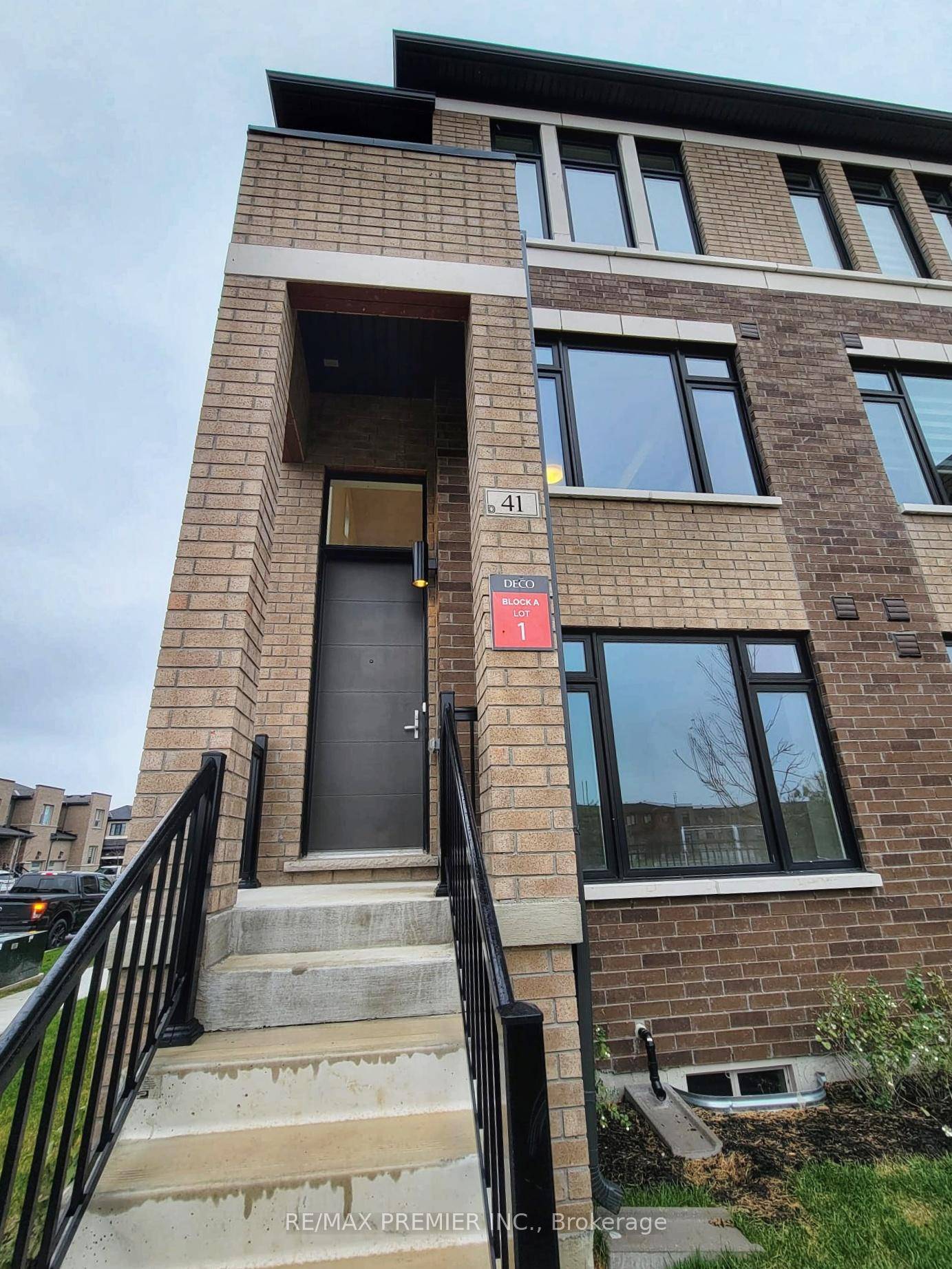 Huge 2153 sq ft, Parkette facing End Unit.