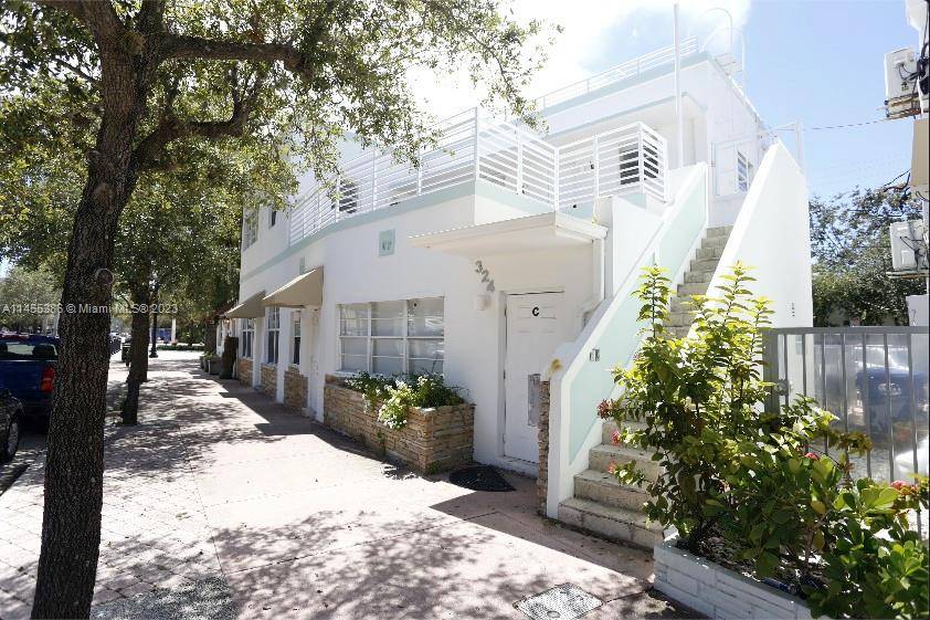 Unfurnished 1 bedroom and 1 bath in a cute and quiet 5 unit deco Building South of 5th Street SOFI Neighborhood.