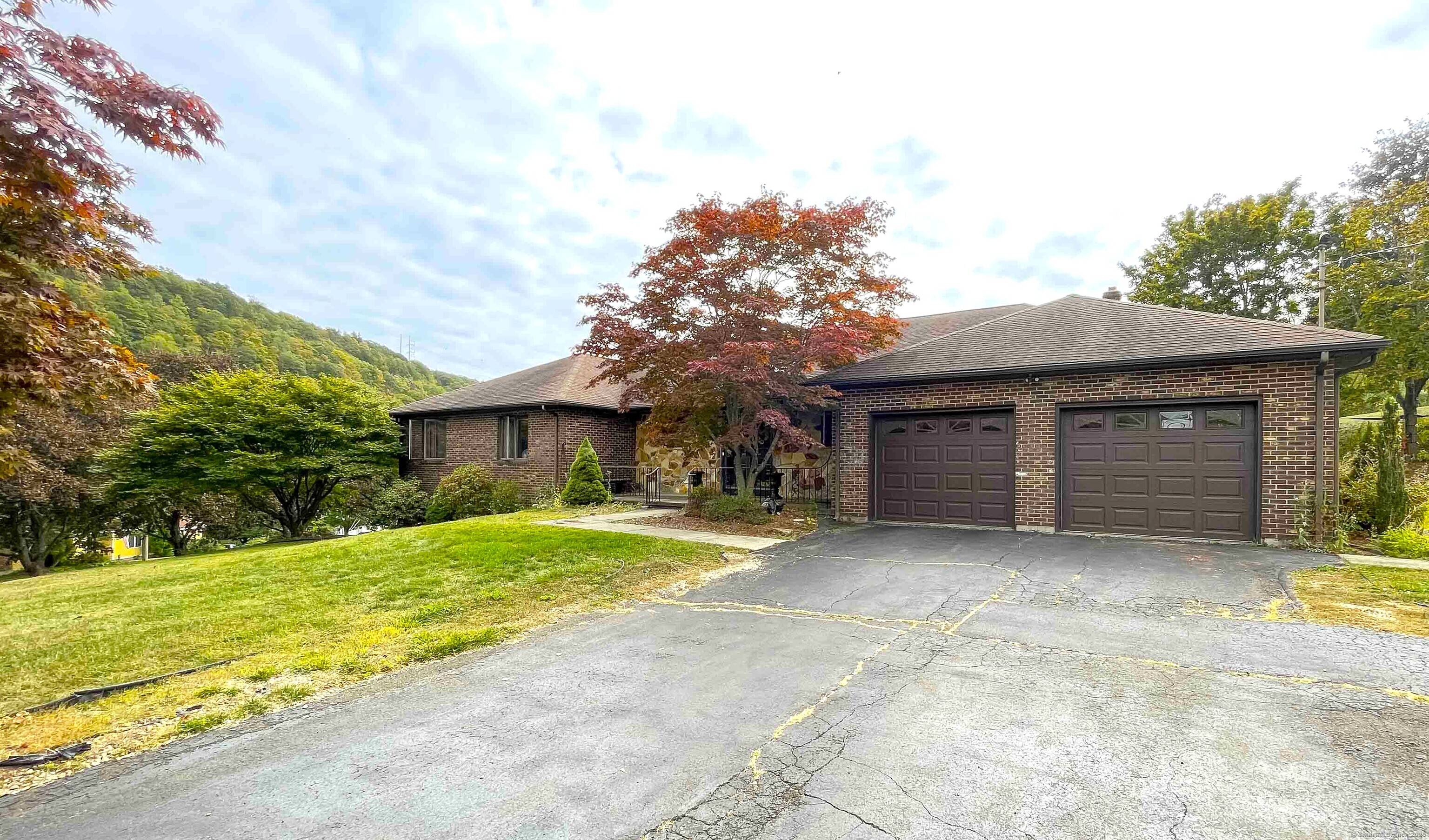 Sprawling brick ranch with gorgeous mountainside views !