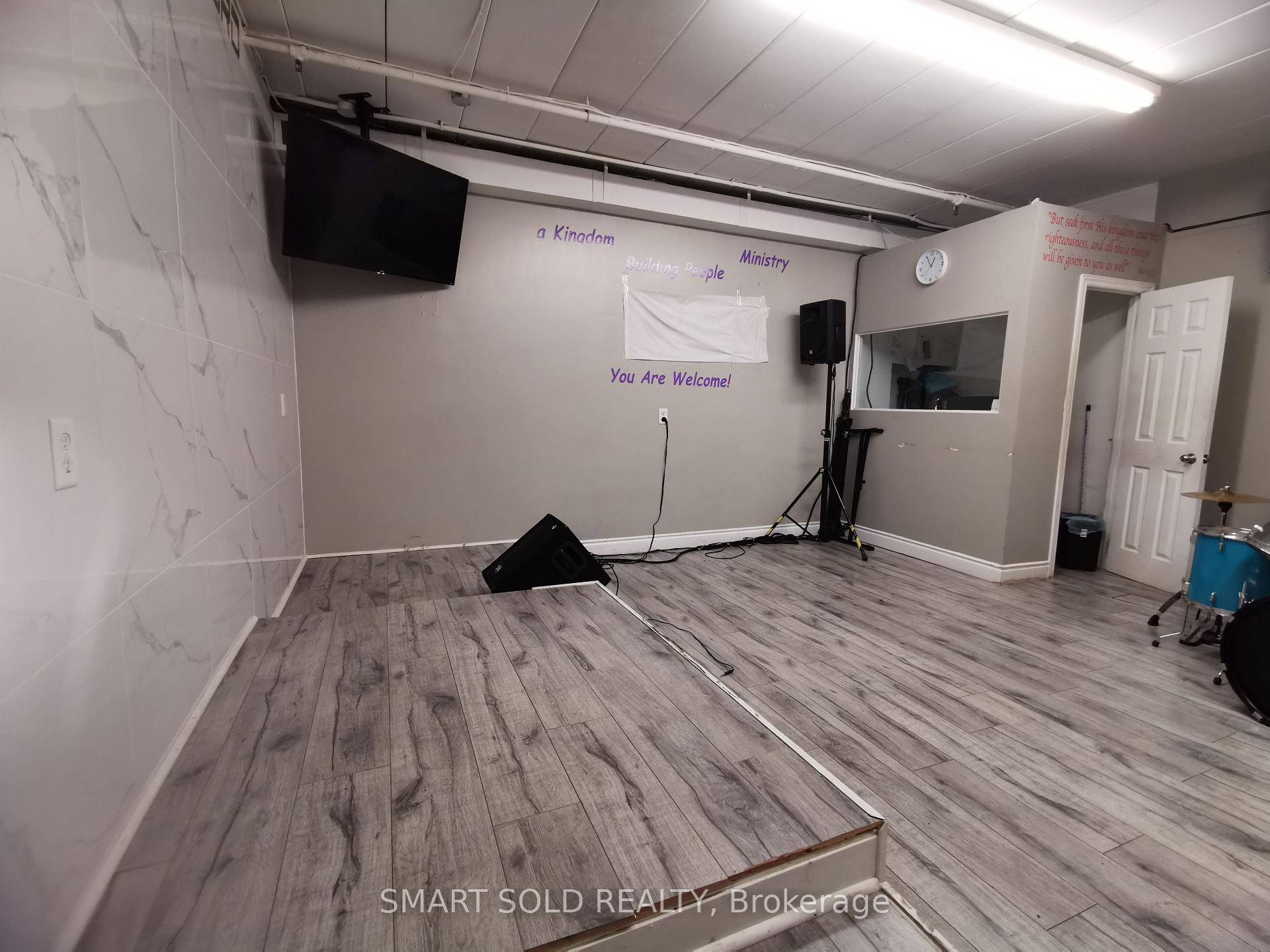 Well layout Underground Unit In Elmhurst Plaza.