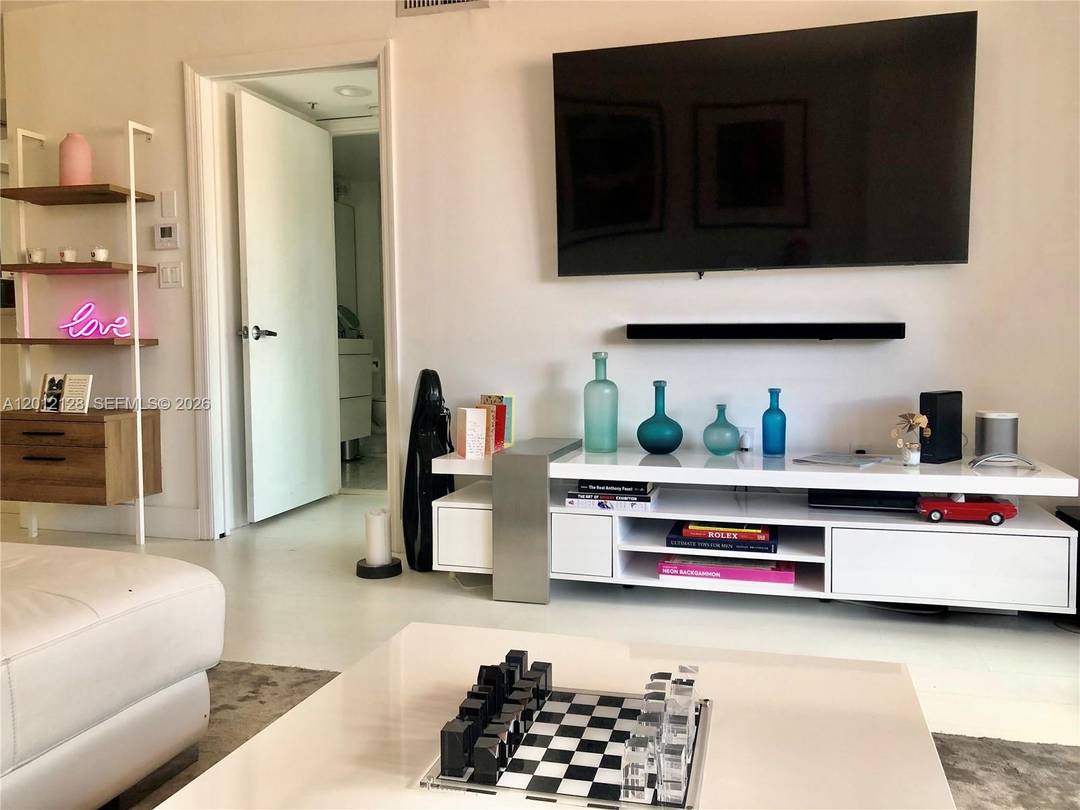 Modernized bright apartment, one bedroom one bathroom ; kitchen with range hob, microwave, fridge freezer, dishwasher, marble work surfaces, LED lighting, great closets, new Bosch a c 2022 ; new ...