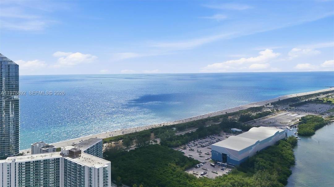 BEAUTIFUL OCEAN VIEW, HAULOVER BEACH AND SKYKINE OF SUNNY ISLES BEACH, NEW CARPET INSTALLED IN LIVING ROOM AND BEDROOMS, RENOVATED KITCHEN AND BATHROOMS.