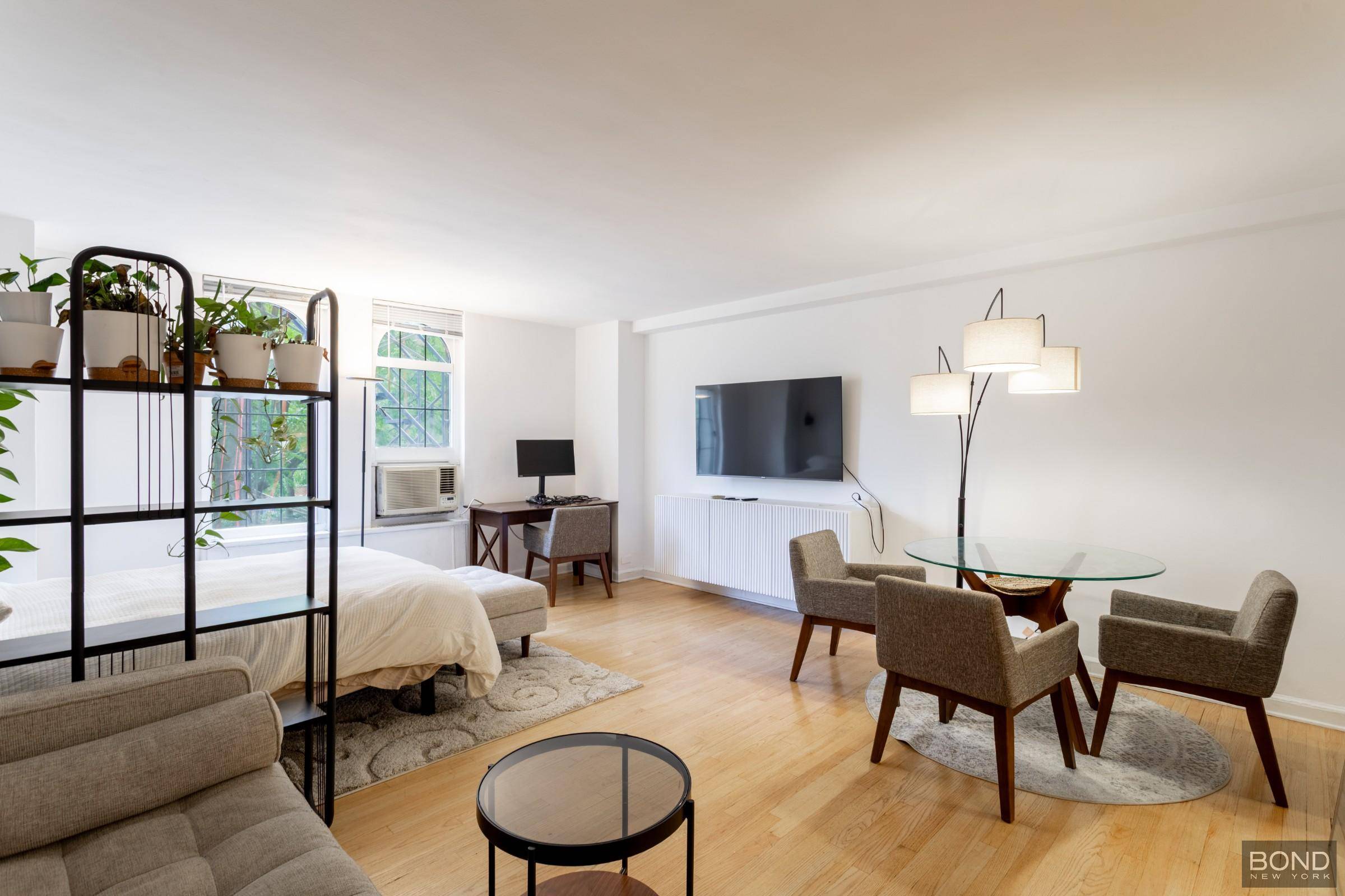 Charming Pre War Studio at Iconic London Terrace Towers !