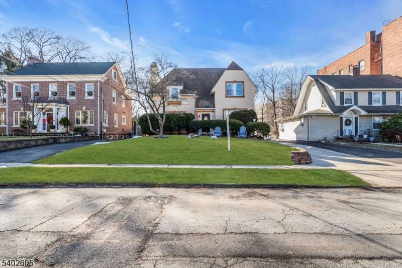 Welcome to this well maintained single family home offering a spacious and functional layout.