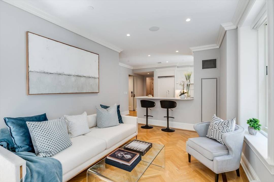 Iconic Living at The Plaza One Bedroom Luxury Residence Overlooking the Courtyard Welcome to Residence 1406 at the Plaza Private Residences an elegant, sun filled one bedroom home at one ...