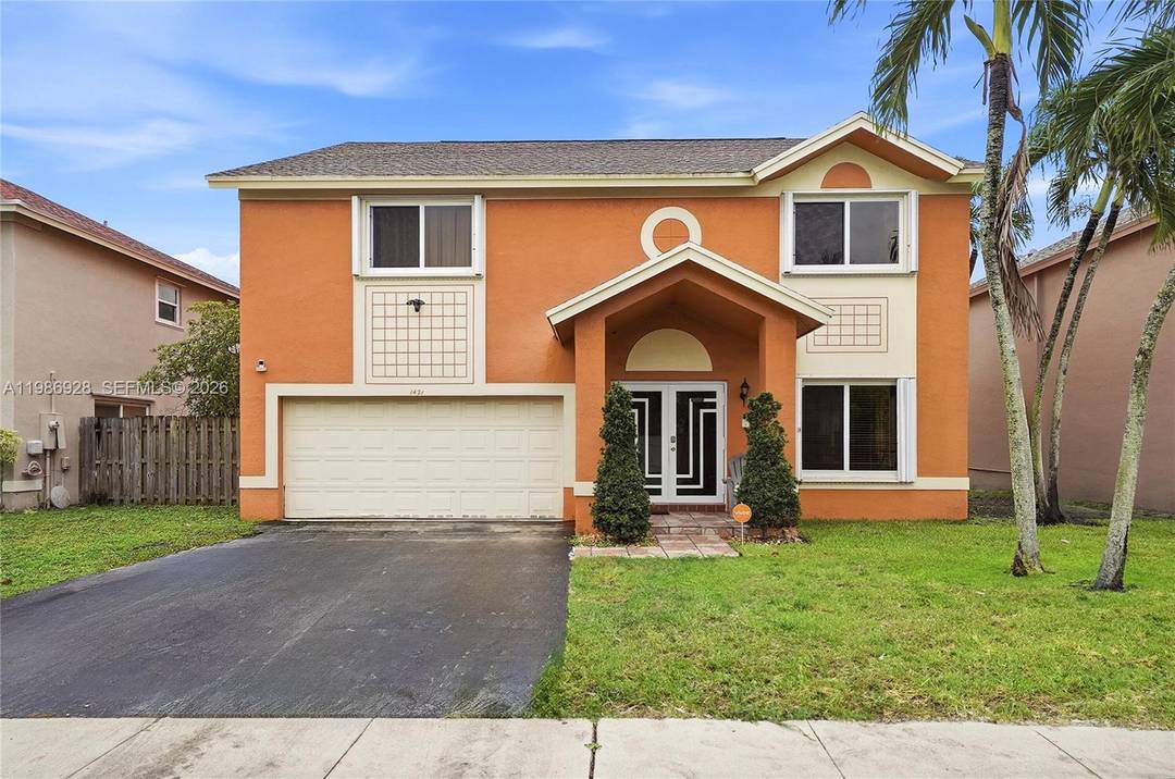 Welcome to this beautifully spacious home in the heart of Pembroke Pines, this property offers an abundance of living space, perfect for both relaxing and entertaining.