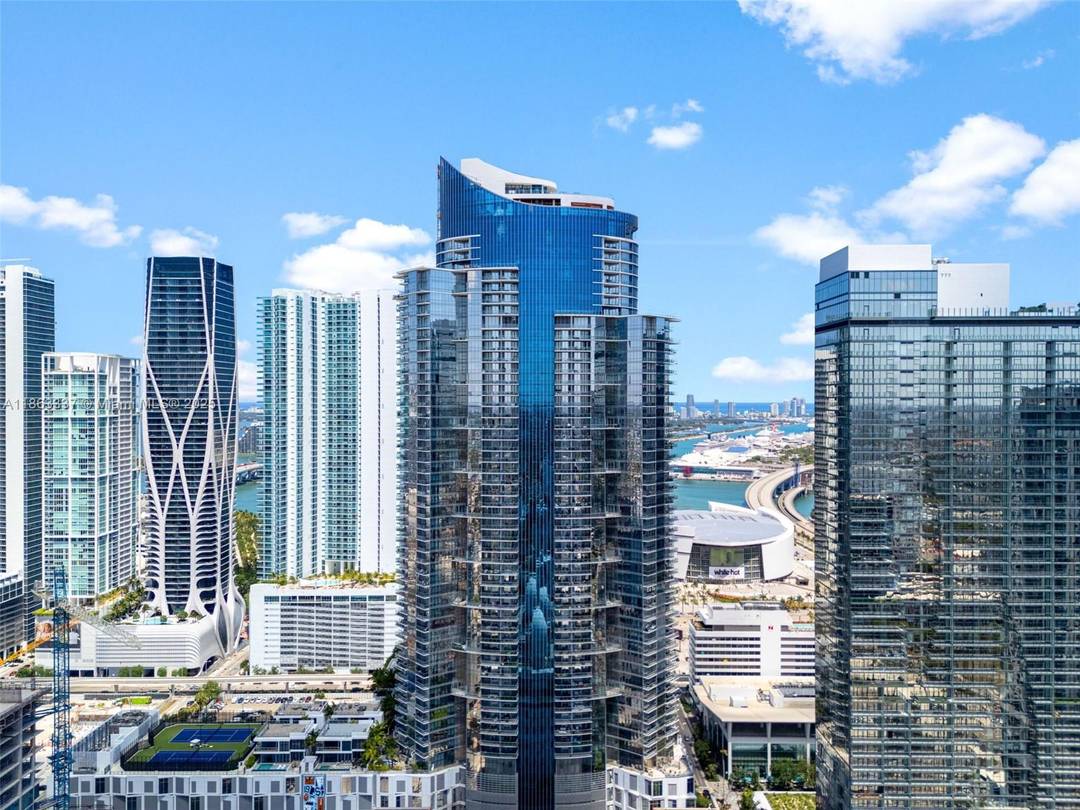 One of the most functional 1 Bed Den layouts at Paramount Miami, featuring 2 full bathrooms and a den fully enclosed with closet and ensuite bath, ideal as a second ...