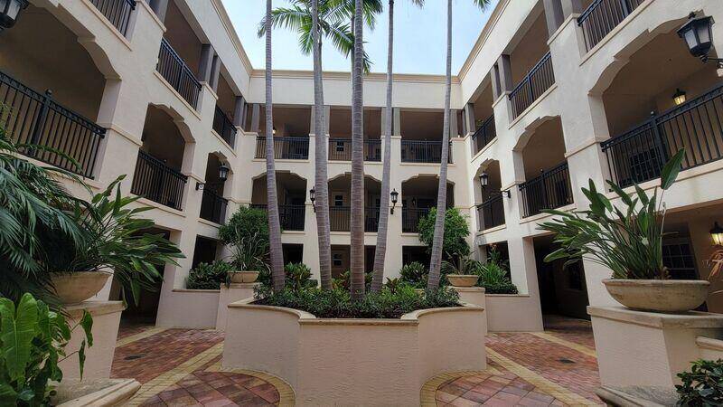 Luxury Apartment Right On The Beach In Lauderdale By The Sea !