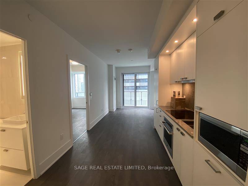 Live the downtown lifestyle at The Well in this bright one bedroom, one bathroom suite on the8th floor.