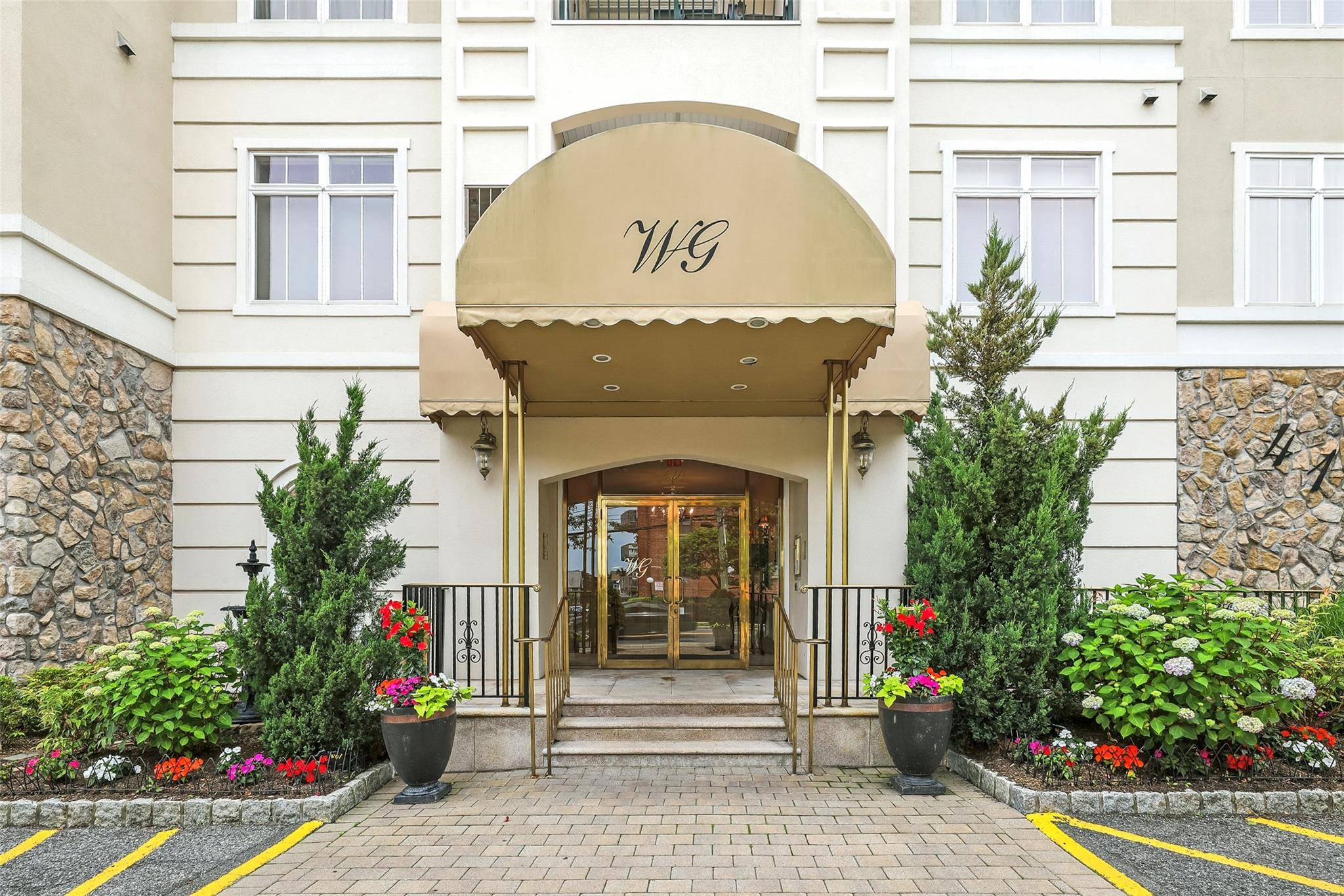 Fabulous Mint Condition Wellington Greene 2 BR 2 Bth, 3rd floor CORNER Unit with 9 ft ceilings and Treetop Views, Covered Terrace, Large Laundry Rm in Unit with full size ...