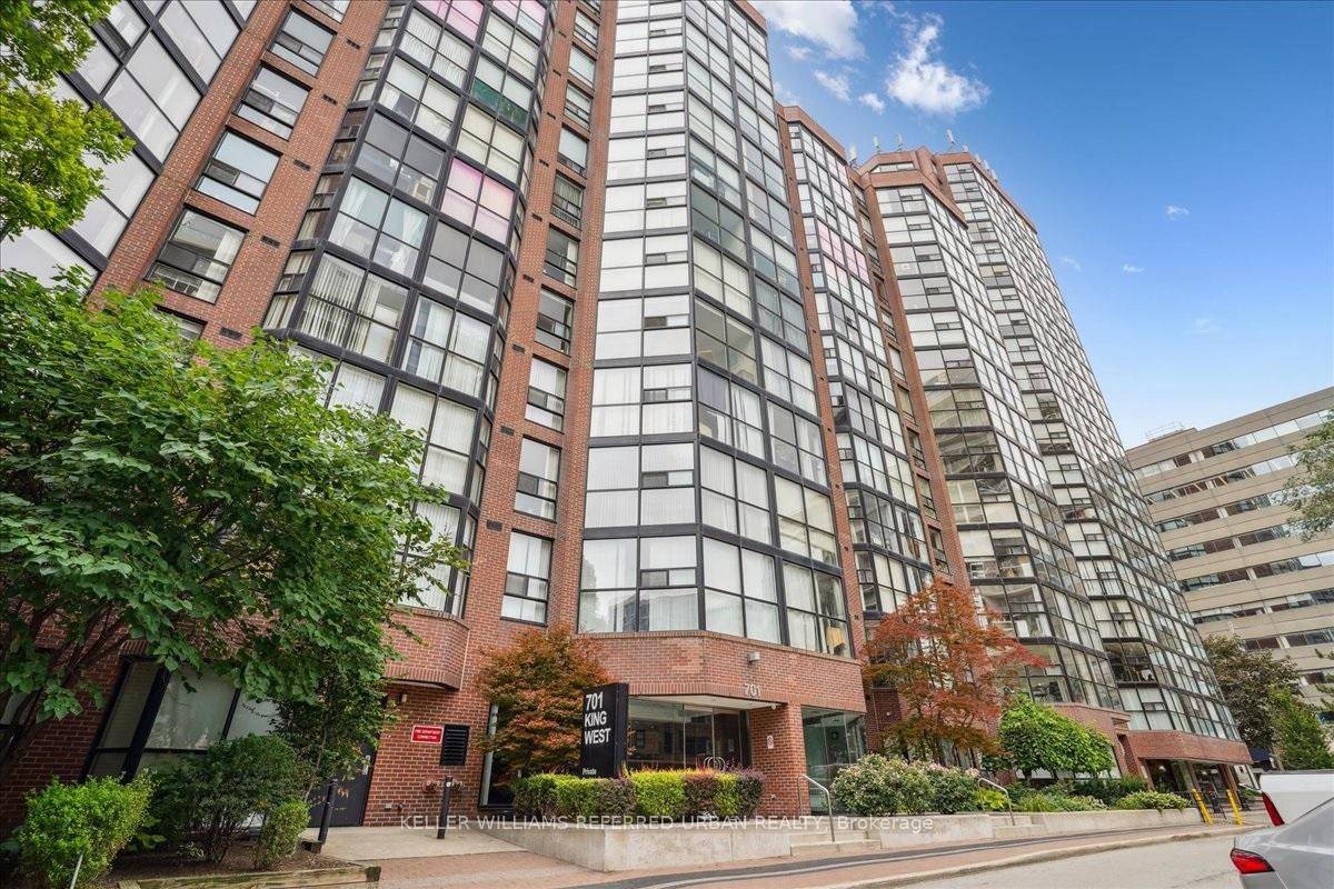 Welcome to the Summit. Upgraded 685sf Condo in the heart of King West amp ; Bathurst.