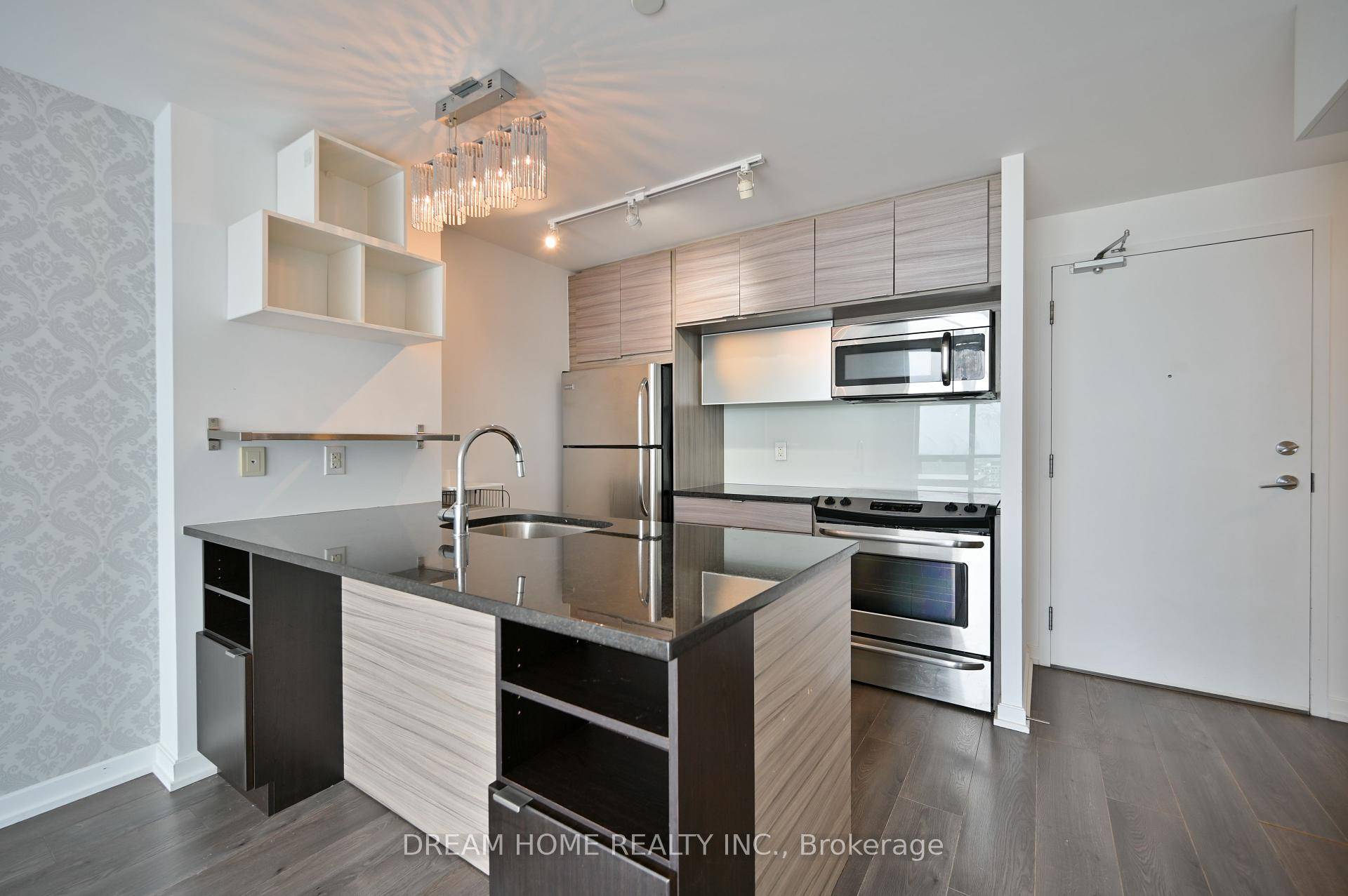 2 Parking Spaces ! ! Bright amp ; Spacious 2 Bedroom Unit with Tandem Parking 2 Parking space Front and Back amp ; Locker.