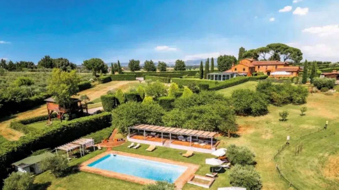 Old convent converted into a luxury resort with 15 rooms, a spa, pools, vineyards and olive groves, located close to Castiglione del Lago, Umbria.