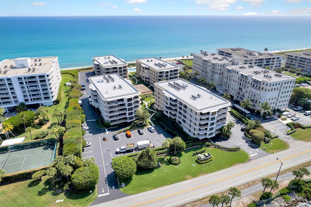 Experience the quintessential Palm Beach living in this 3 bedroom, 3 bath condo with an open floor plan perfect for entertaining the whole family.