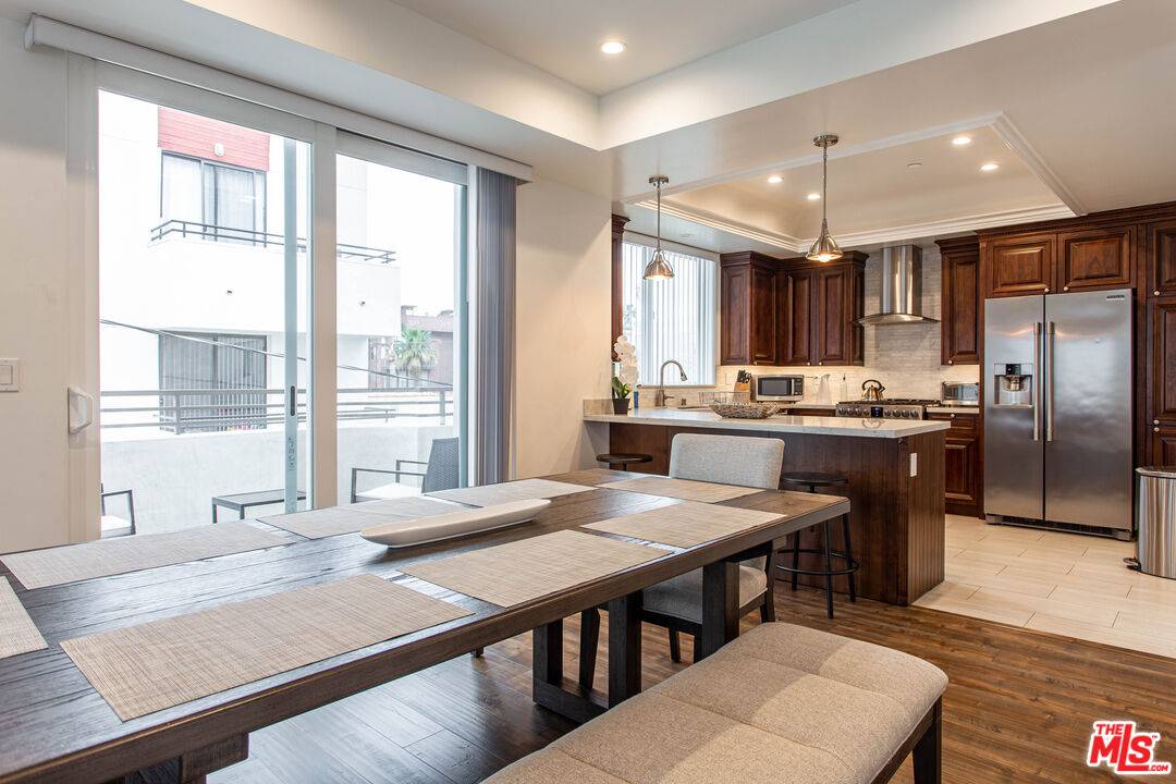 907 S Shenandoah St 4BR Beverlywood La