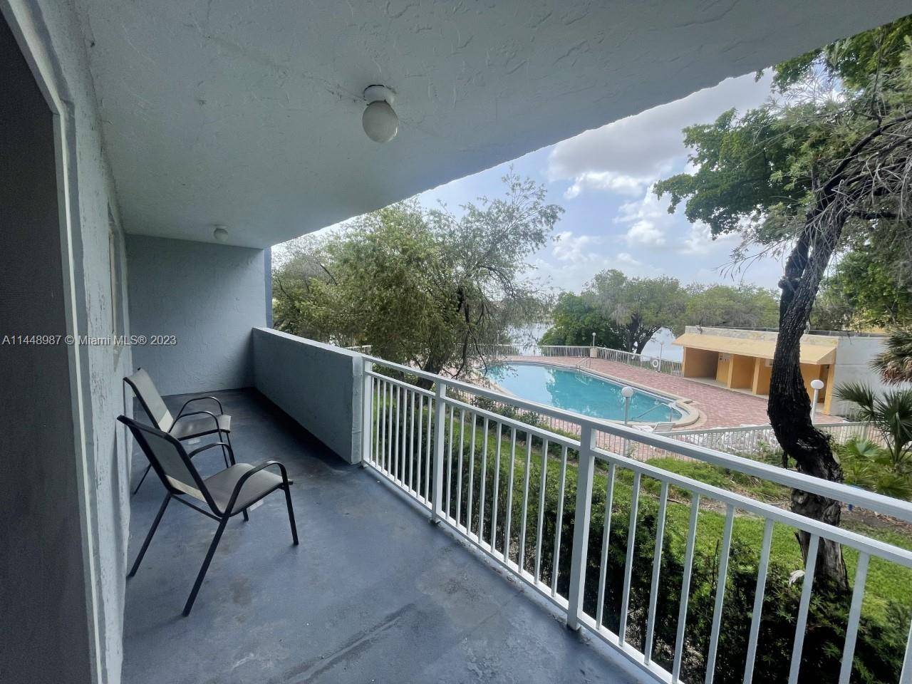 Lovely apartment, centrally located near major expressways, shopping malls, and MIA airport.