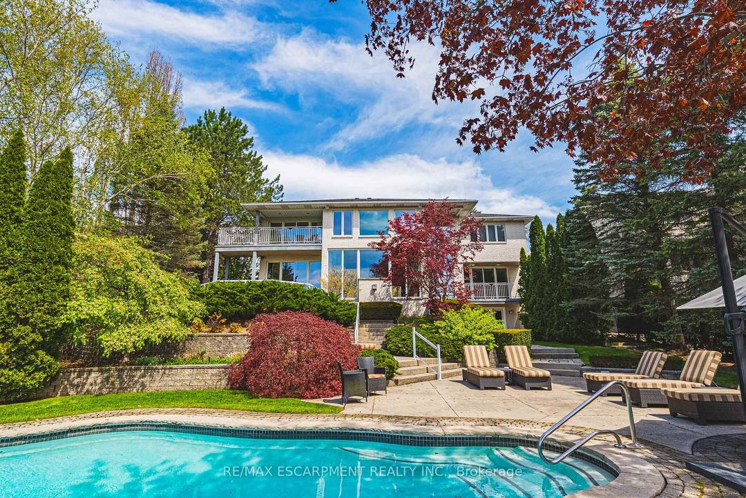 A truly exceptional estate 2 Anslow Court is a rare offering in one of the most prestigious and desirable enclaves in Dundas.