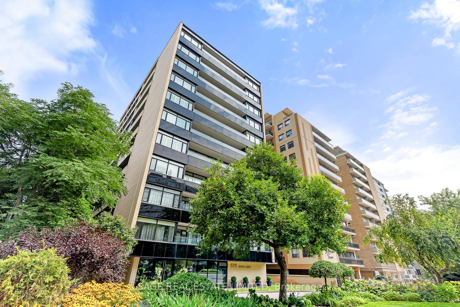 Junior one bedroom in the highly desirable Deer Park Neighbourhood.