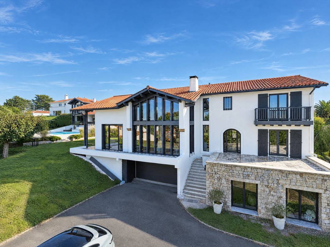 Saint-jean-de-luz | two villas, distinctive architecture, the ocean on the horizon