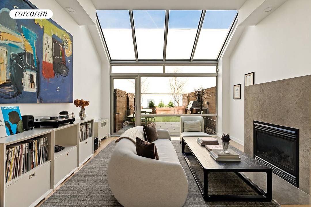 A rare opportunity combining luxury, space and privacy in Williamsburg !