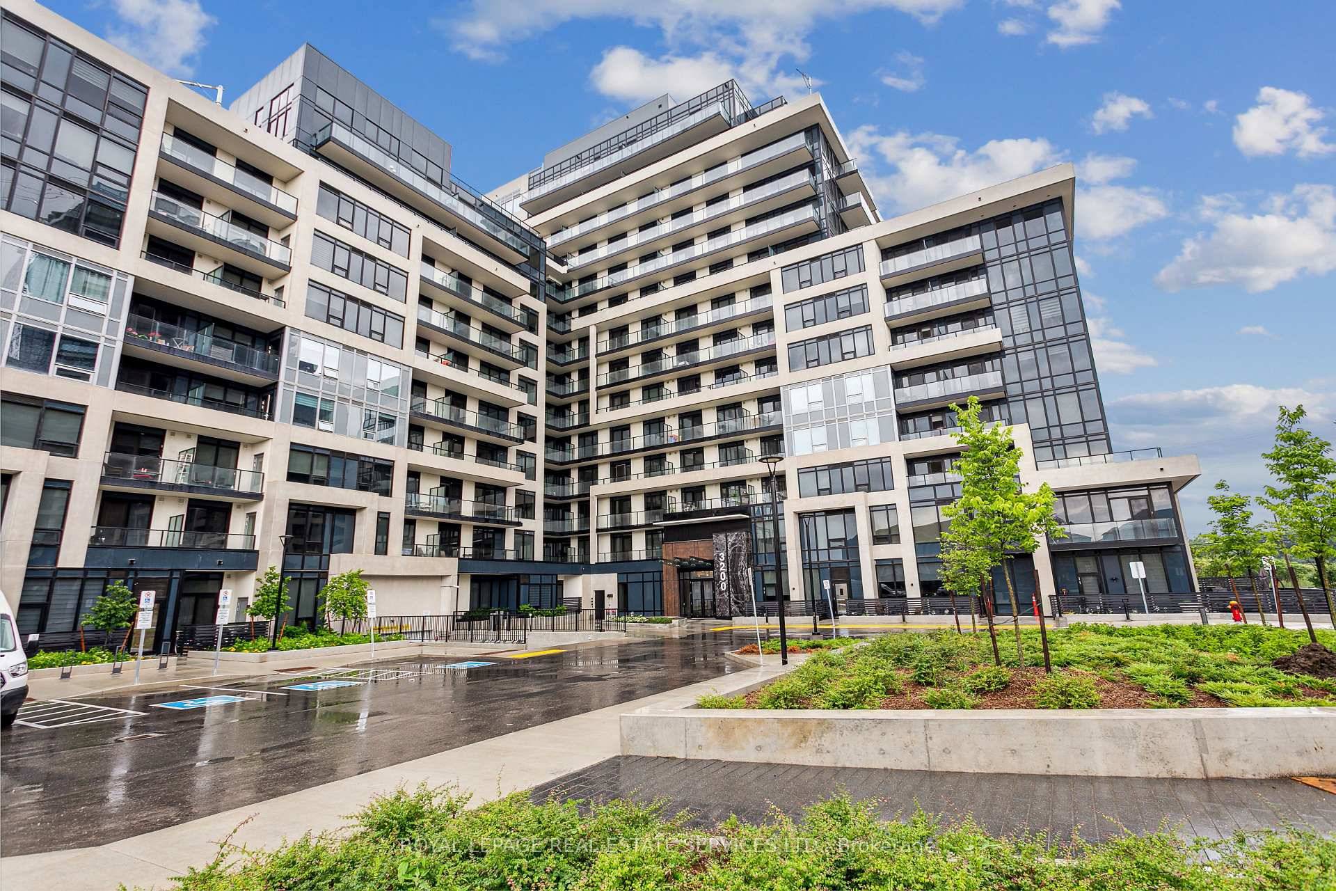 Welcome to an Executive 2 Bedroom, 2 bathroom unit in the spectacular Upper West Side Community.