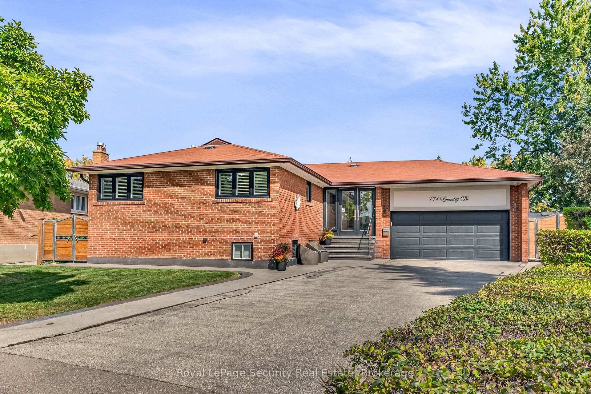 Welcome to this charming bungalow nestled in a vibrant, family friendly neighbourhood !