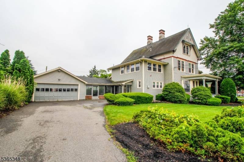 Prime Historic Mixed Use Property Over 4, 000 Sq Ft Corner Lot Across from Major Hospital.