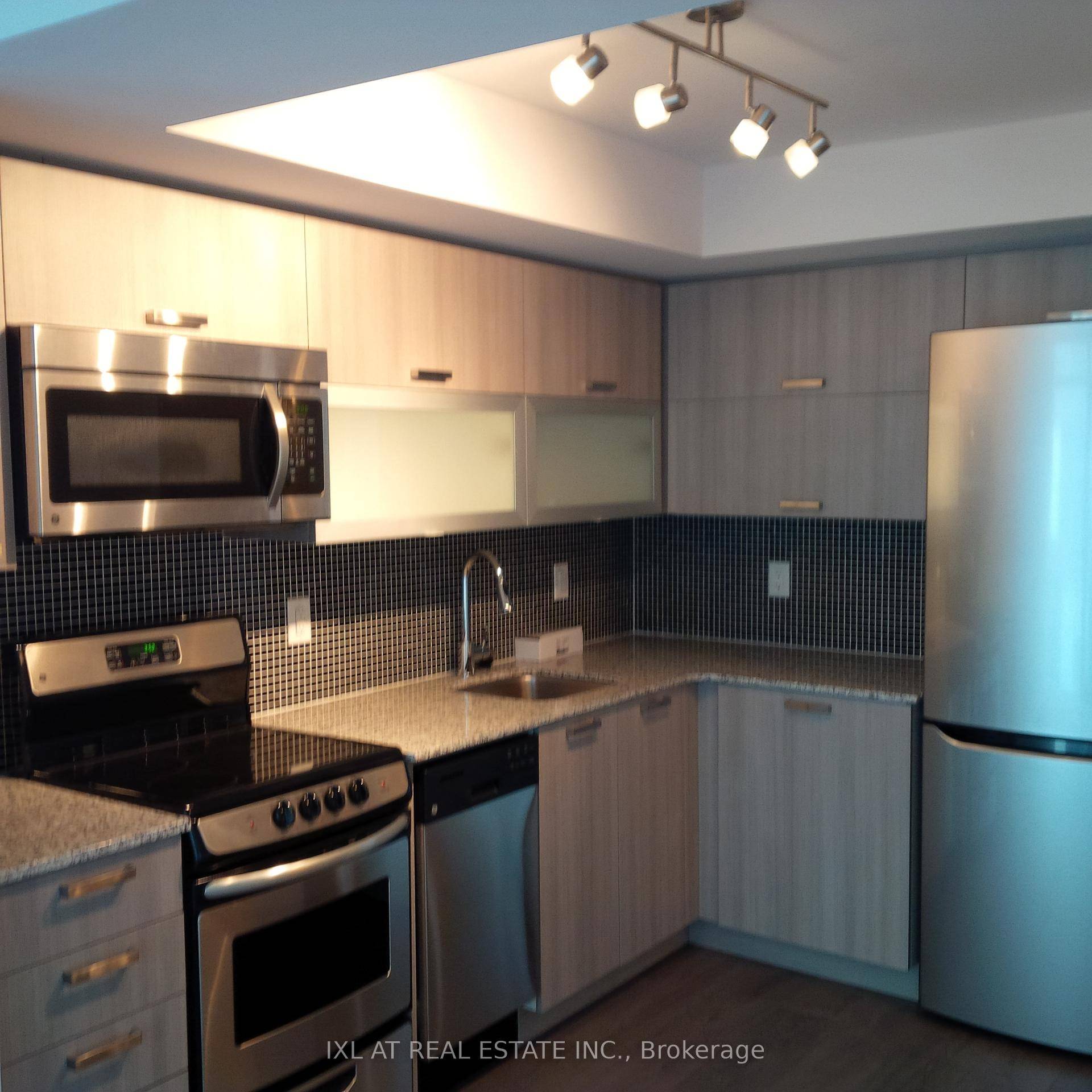 Downtown Condo In The Heart Of Queen West Village Edge.