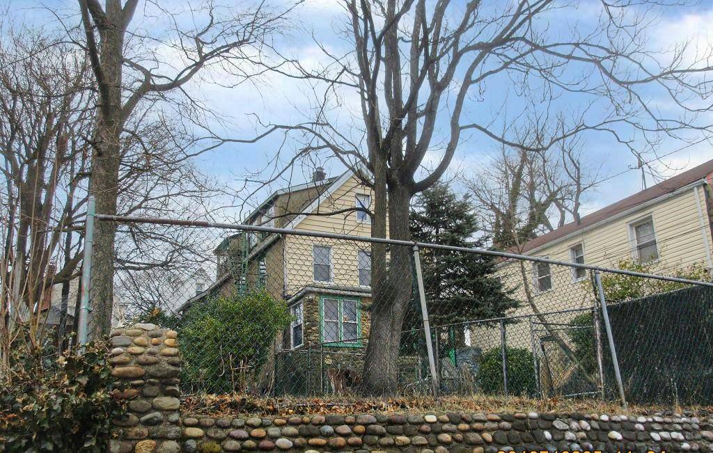 Detached Occupied single family home.