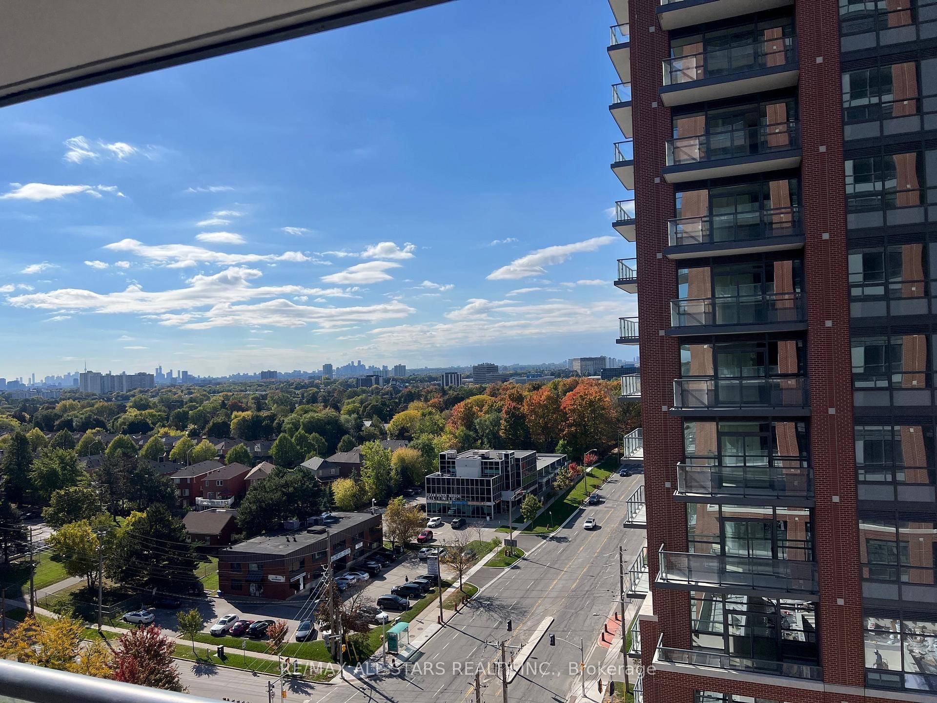 Brand new condo by Pinnacle Group, bright corner unit facing south west with open balcony, 9 feet ceiling.