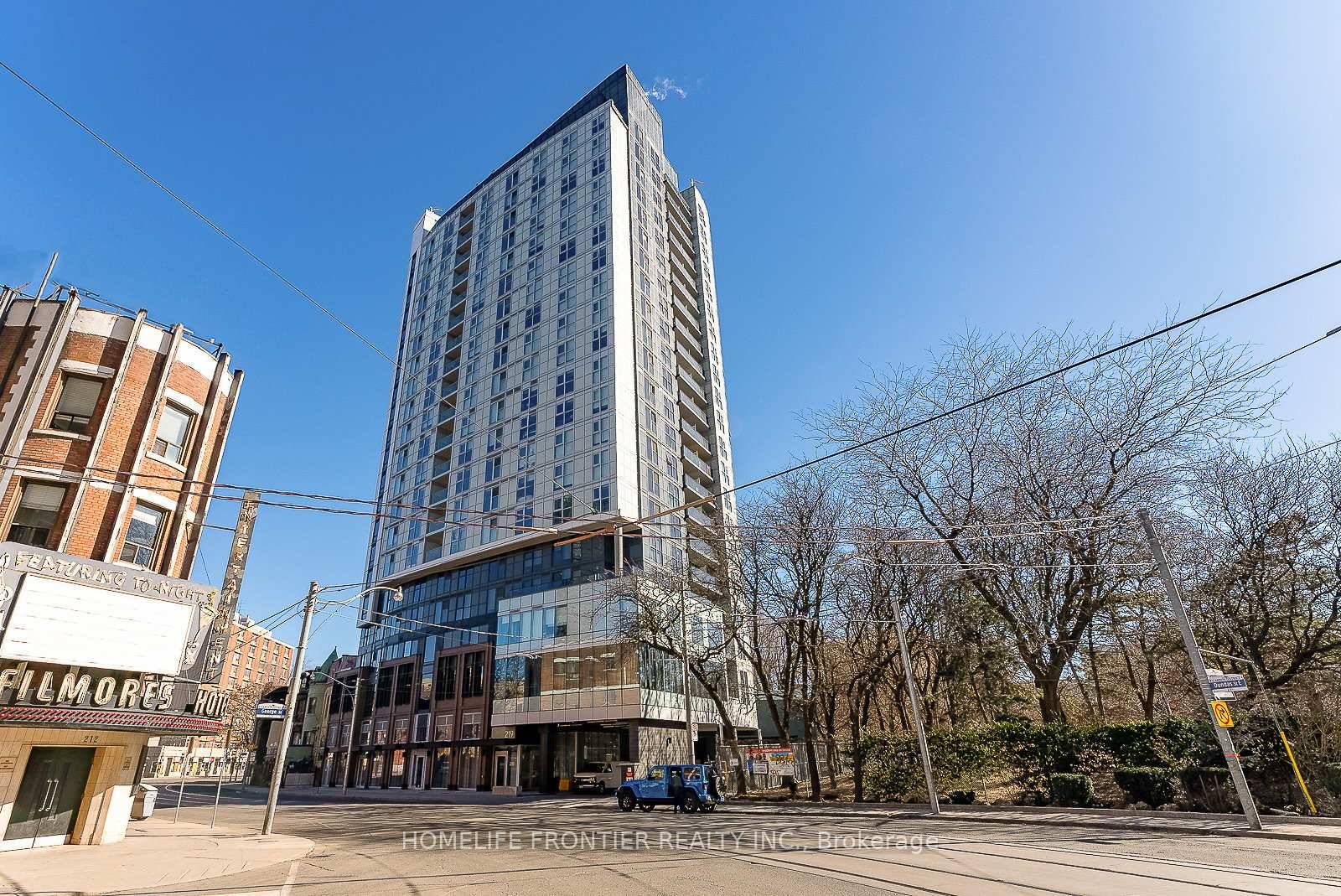 Spacious 1 Bedroom Den Menkes built In.