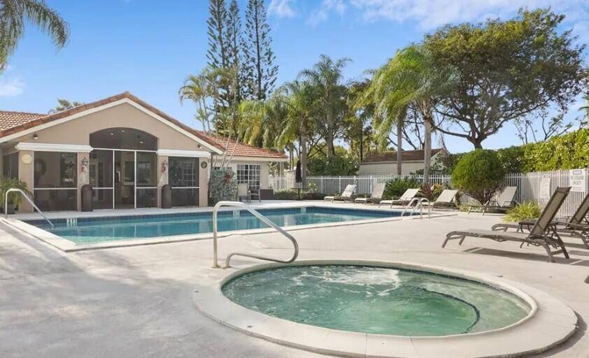 Beautiful 2BD 2BA condo in a gated community just minutes from Downtown West Palm Beach, CityPlace, stunning beaches, and the airport !