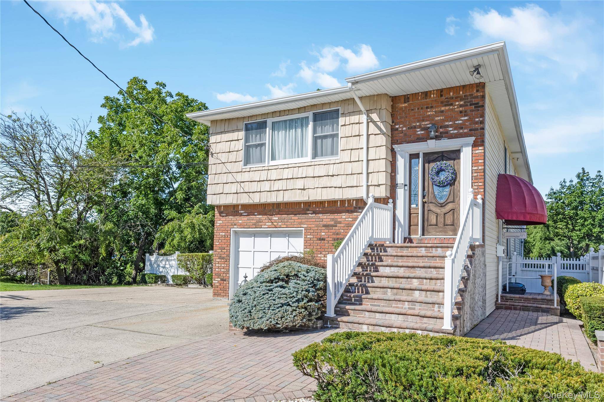 Discover the perfect blend of work and lifestyle in this versatile mixed use home.