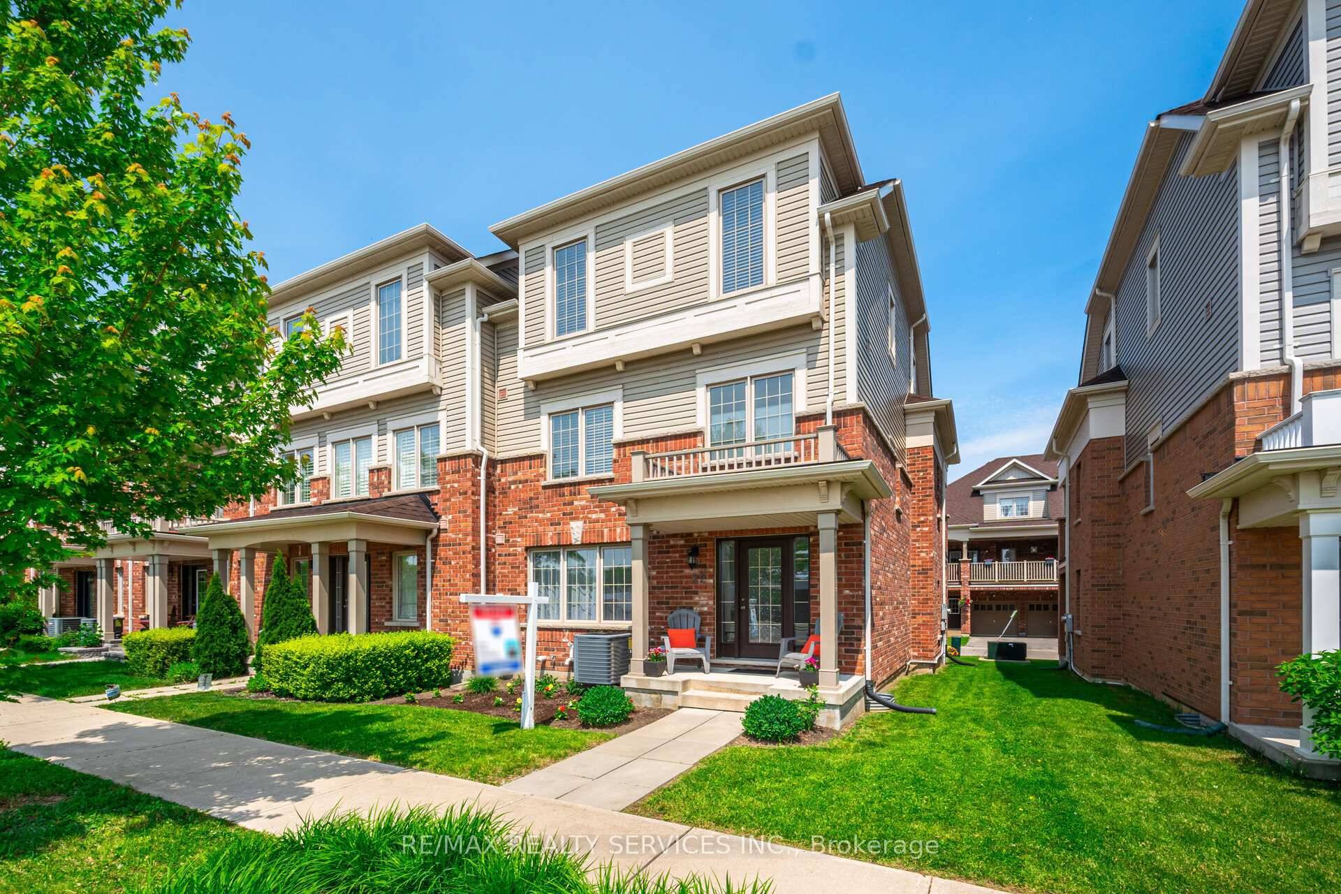 A Great Opportunity to Own an Executive Freehold ENDUNIT Townhouse with a Double Car Garage Situated in Caledon East's Family Friendly Pathway Community Move In Ready !