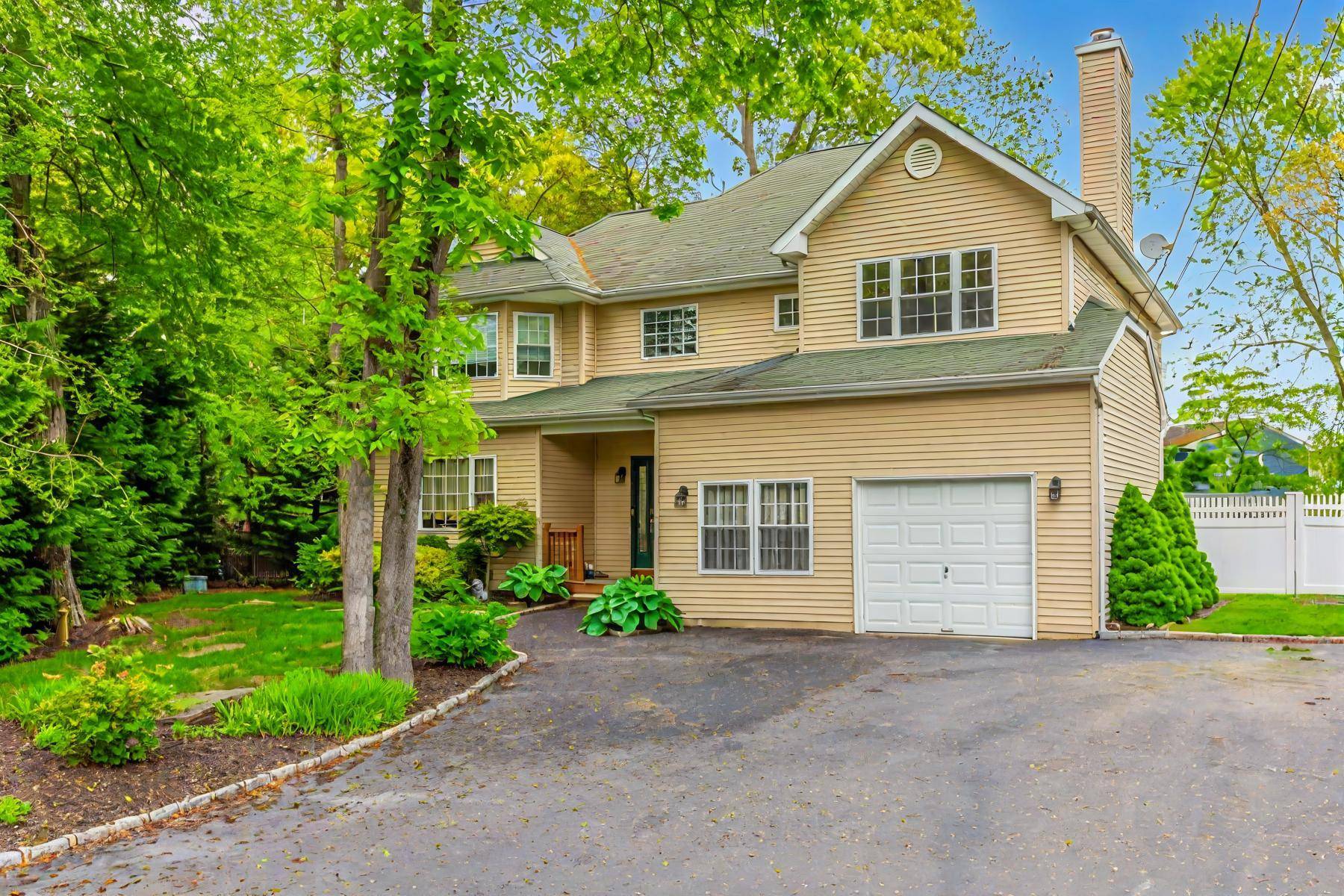 LOCATION, LOCATION ! Nestled on a quiet, private street in South Oakdale's Idle Hour Community, this beautifully maintained colonial, with the original owners, offers the perfect blend of comfort, convenience ...
