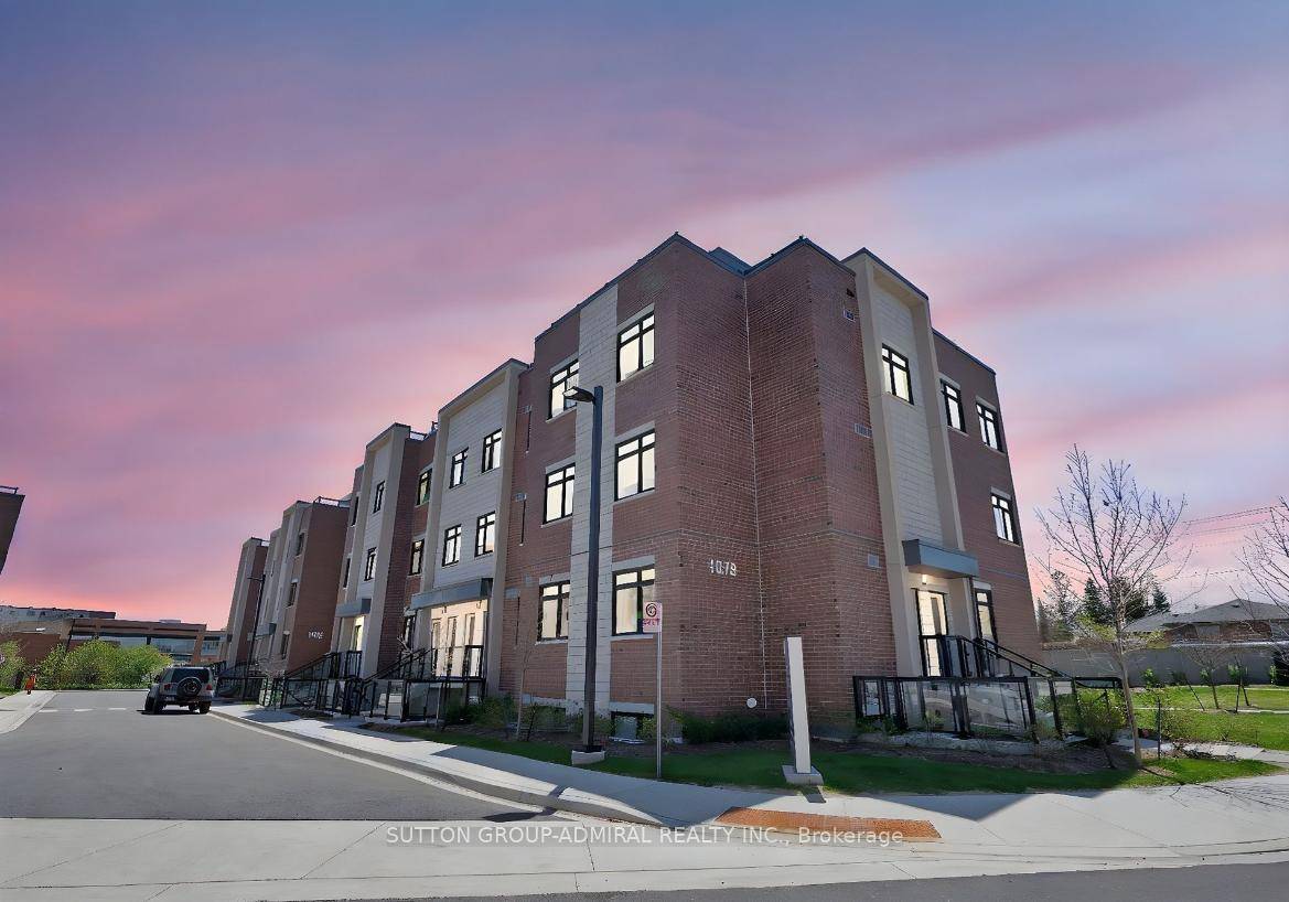 Experience contemporary living at its best in this pristine, two bedroom townhome, ideally positioned in the heart of Mississaugas bustling urban scene.