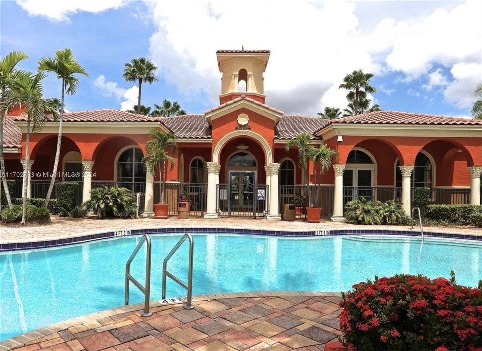 Beautiful resort style condominium, 1, 118 SqFt of TOTAL area, located in the best area of the city near the I 75 highway, a quiet and safe complex with 24 ...
