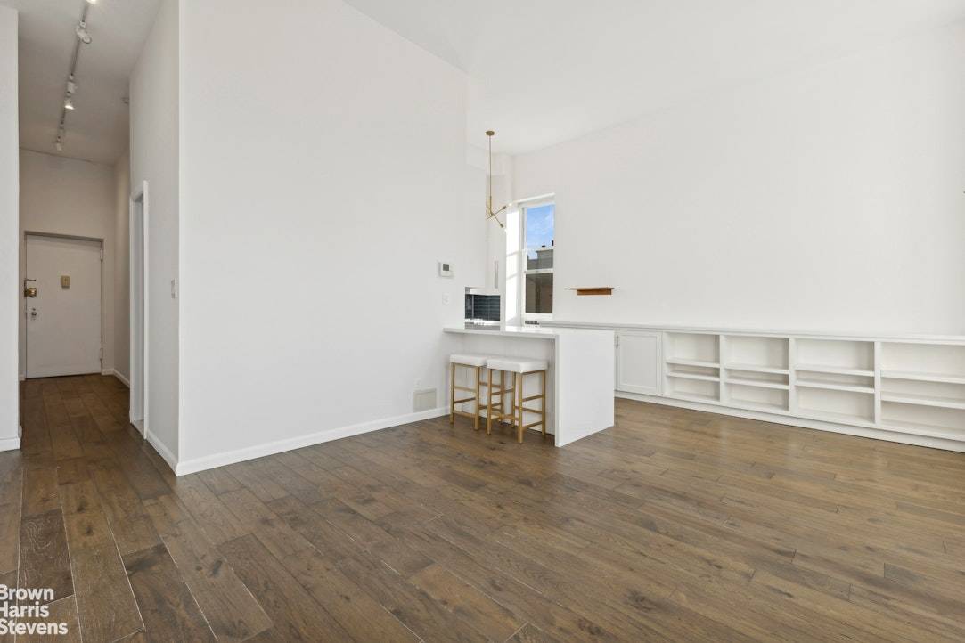 All the Brooklyn vibes are happening in this beautiful sun drenched one bedroom one bath rental, located at the nexus of Brooklyn Heights and Cobble Hill.