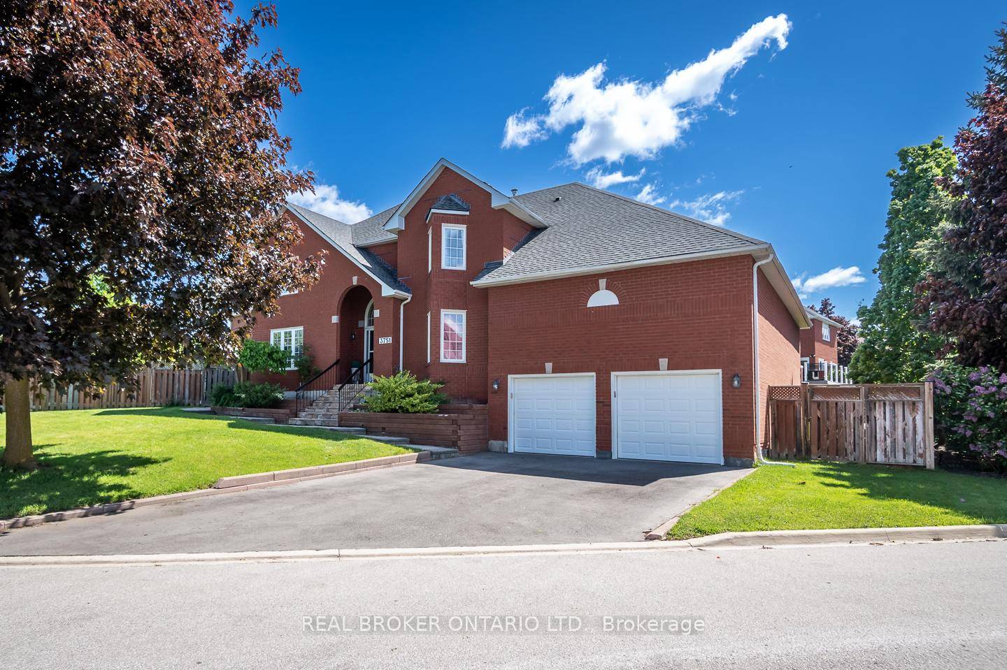 Picture your kids playing street hockey in the safety of a traffic free cul de sac, while you sip your morning coffee overlooking the fun, surrounded by the hum of ...