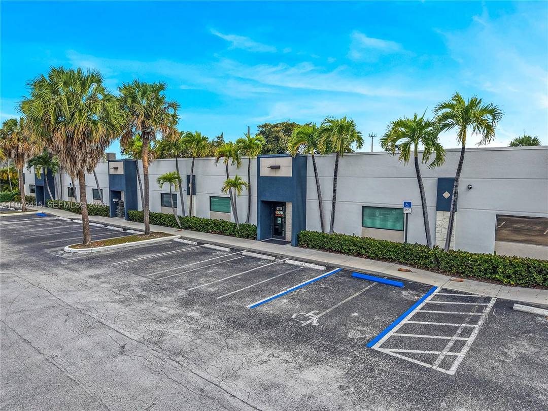 Located in AIRWAYS CENTRE, this prime warehouse boasts strategic accessibility near Doral Blvd NW 33 ST and the Palmetto Expressway.