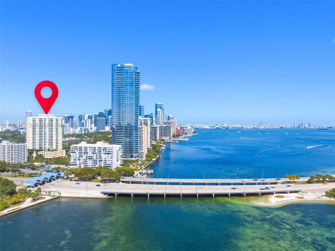 NOW READY TO MOVE IN ! Just blocks away, you have access to beautiful parks and the stunning Key Biscayne beaches, where you can enjoy sailing, jet skiing, running, biking, ...