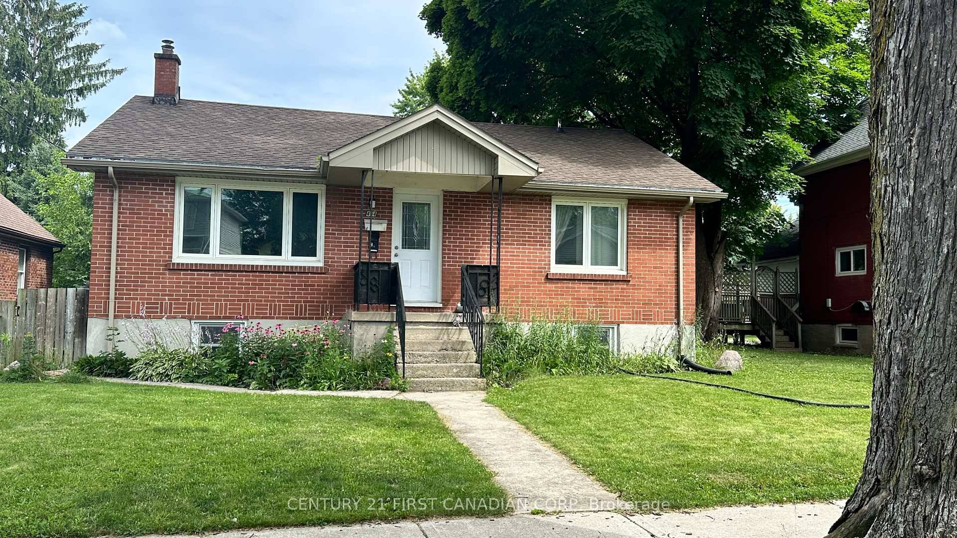 Discover comfortable living in this charming lower level unit, ideal for those who appreciate a blend of modern amenities and convenient location !