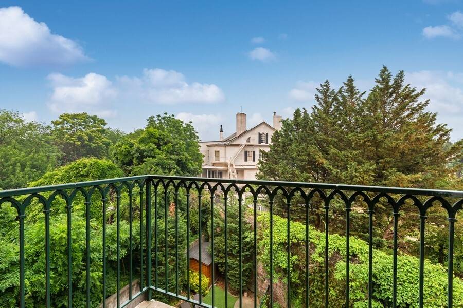 Welcome to unit 4B at 85 Hudson Avenue in vibrant Vinegar Hill, situated in a five story boutique elevator building on a charming cobblestone street, moments from DUMBO and the ...