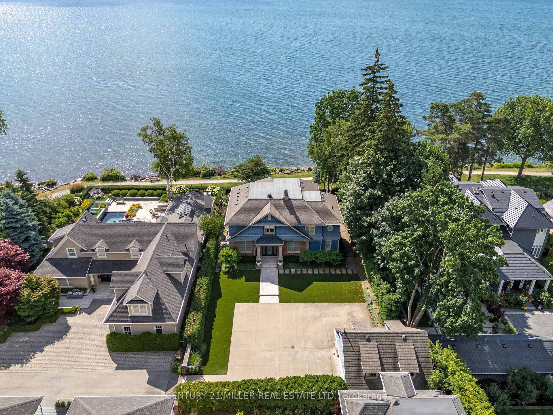 Lakefront Elegance in the Heart of Old Oakville !