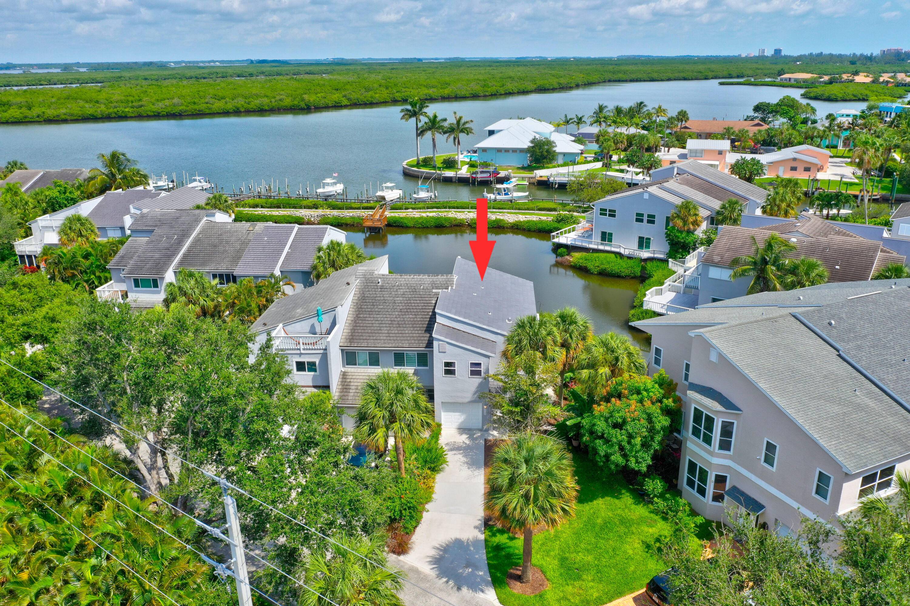 Nestled on the picturesque banks of the Indian River lies this waterfront haven, a true paradise for boating enthusiasts.