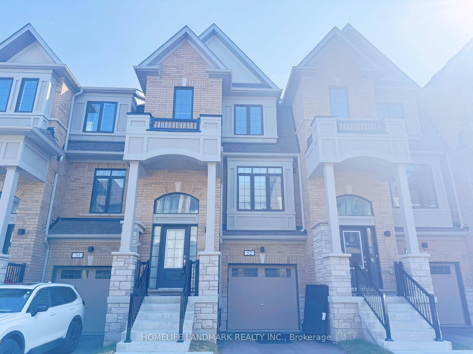One Year New Bright Townhouse In High Demand Downtown Whitby !
