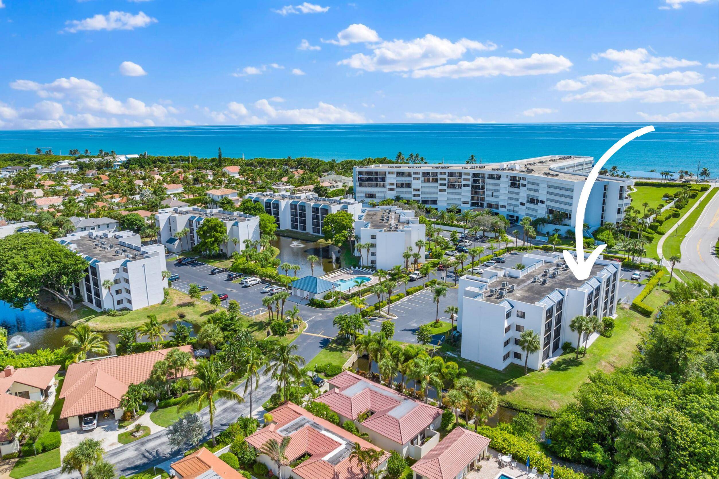 Sweet condo Baby steps to the Beach and right across from the pool.
