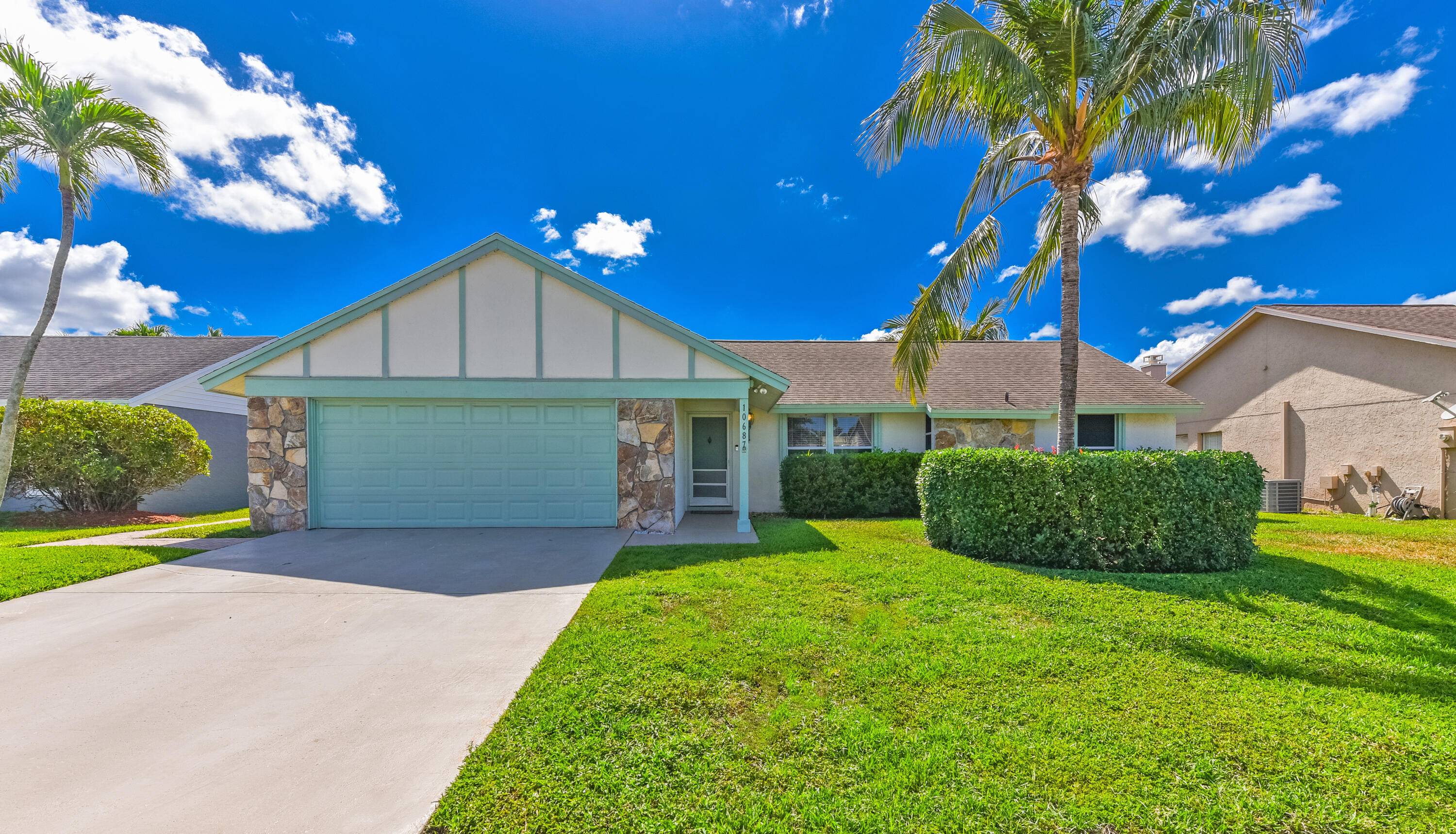 Charming 4 Bedroom Pool Home in Highly Desirable Indian Wells CommunityDon't miss this opportunity to own a spacious 4 bedroom, 2 bath pool home in the sought after Indian Wells ...