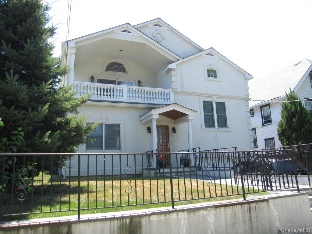 Beautiful 4 bedrooms home located in the heart of New Rochelle.